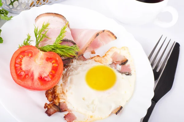 Ovos fritos com bacon e tomate, um café da manhã nutritivo — Fotografia de Stock