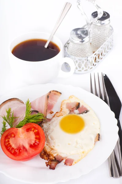 Fried eggs with bacon and tomatoes, a peas and corn, a nourishing breakfast — Stock Photo, Image