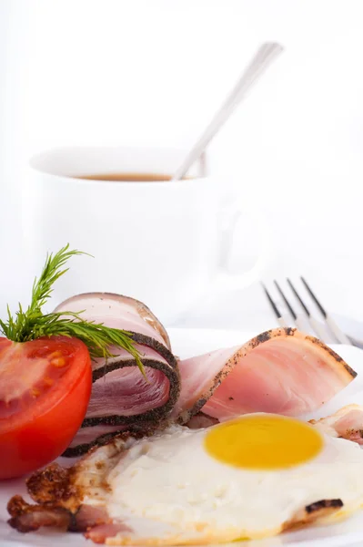 Tükörtojás szalonnával és a paradicsom, a borsó és a kukorica, egy tápláló reggelivel — Stock Fotó
