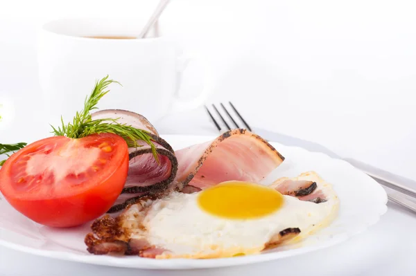 Gebakken eieren met spek en tomaten, een erwten en maïs, een voedzaam ontbijt — Stockfoto