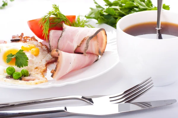 Ouă prăjite cu șuncă și roșii, mazăre și porumb, un mic dejun hrănitor — Fotografie, imagine de stoc