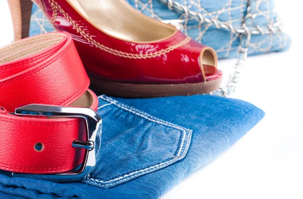 赤のベルトと靴、ジーンズ バッグと白い背景の上のスカート — ストック写真