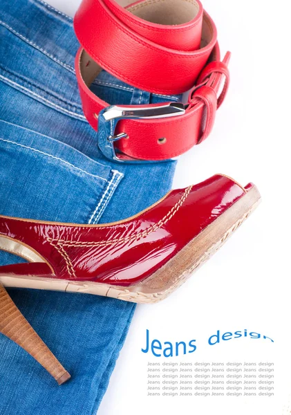 Cinturão vermelho e sapatos, uma bolsa de calça e uma saia em um fundo branco — Fotografia de Stock