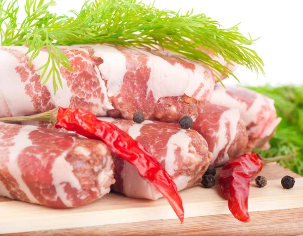 Kött rullar med fänkål och röd paprika på en bambu styrelse — Stockfoto