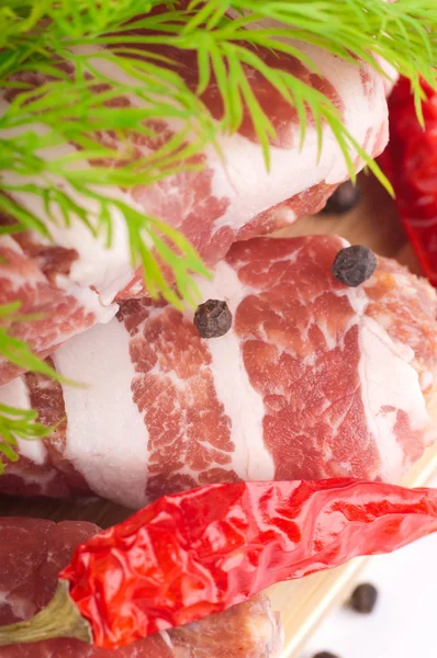 Kött rullar med fänkål och röd paprika på en bambu styrelse — Stockfoto