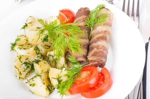 Rotoli di carne e pomodori con finocchio e patate — Foto Stock