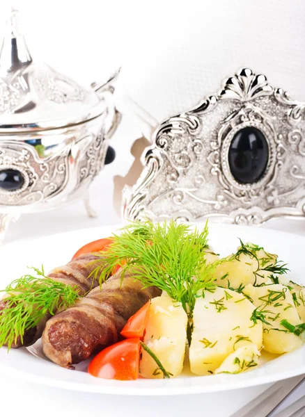 Daging gulung dan tomat dengan adas dan kentang — Stok Foto