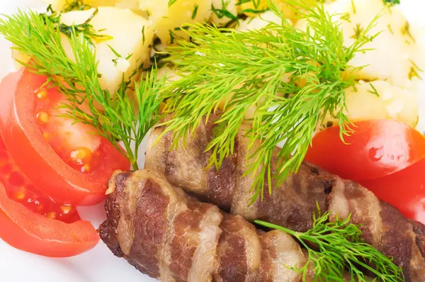 Daging gulung dan tomat dengan adas dan kentang — Stok Foto