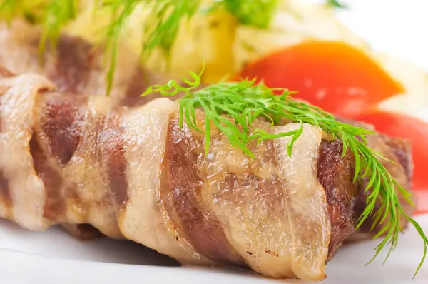 Fleischröllchen und Tomaten mit Fenchel und Kartoffeln — Stockfoto
