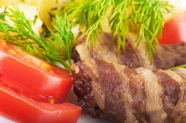 Vlees broodjes en tomaten met venkel en aardappelen — Stockfoto