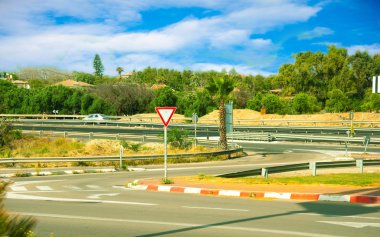 Asfaltlı yol ve yol işaretleri İsrail