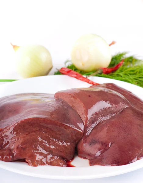 Fígado de porco com pimentão e uma cebola em um contexto branco — Fotografia de Stock
