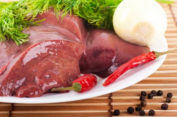 El hígado de cerdo con la pimienta y la cebolla a la tabla de bambú —  Fotos de Stock