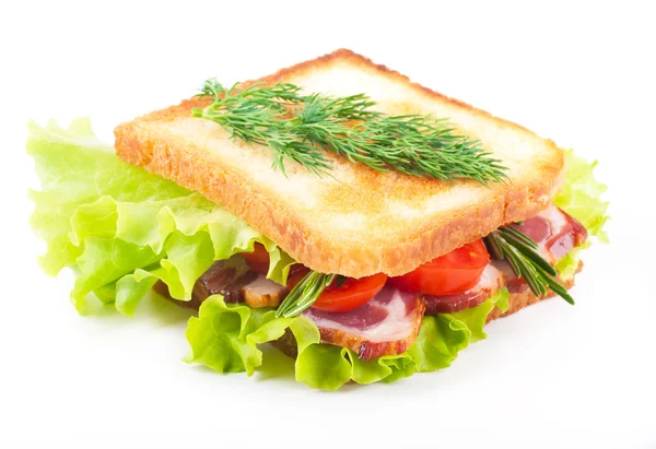 Smörgås från rökt kött, tomater och sallad på vit bakgrund — Stockfoto