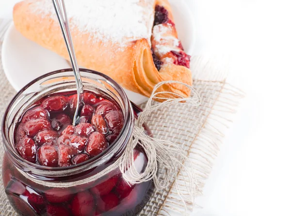 Jam ház és croissant-t, a cseresznye, a rasping szalvéta — Stock Fotó