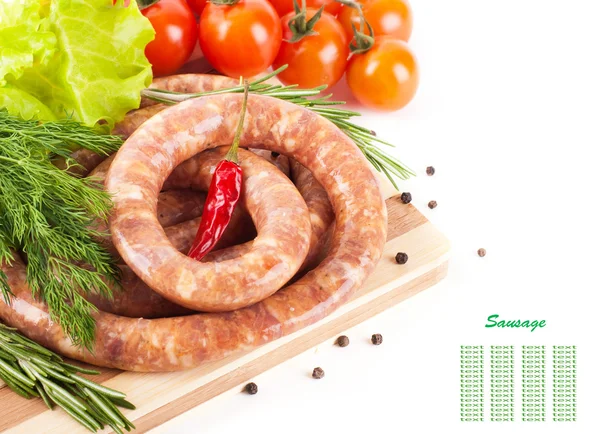 Kiełbasy z wieprzowiny i wołowiny, pomidory, sałatka i przyprawy — Zdjęcie stockowe