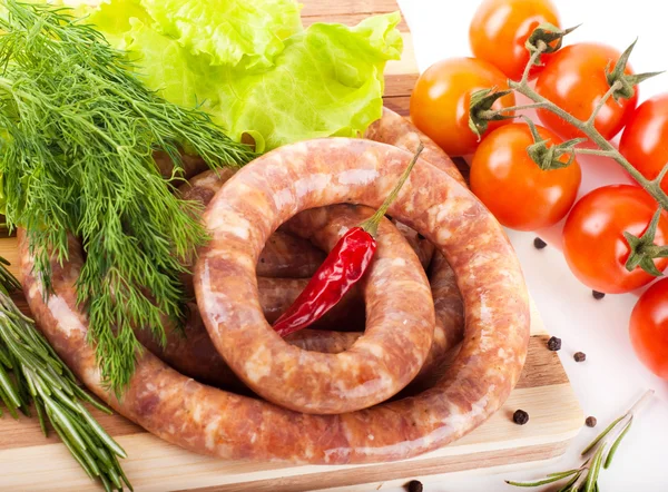 Λουκάνικο από χοιρινό και βοδινό κρέας, ντομάτες, σαλάτα και μπαχαρικά — Φωτογραφία Αρχείου