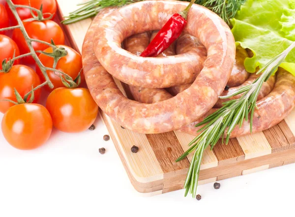 Kiełbasy z wieprzowiny i wołowiny, pomidory, sałatka i przyprawy — Zdjęcie stockowe