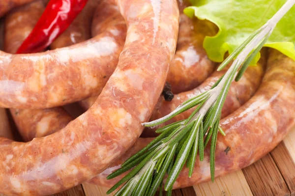 Сосиски из свинины и говядины, помидоры, салат и специи — стоковое фото