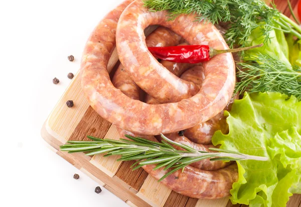 Worst van varkensvlees en rundvlees, tomaten, salade en specerijen — Stockfoto