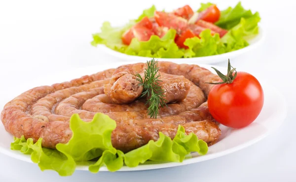 Embutidos de cerdo y ternera con tomates y especias, ensalada de verduras — Foto de Stock