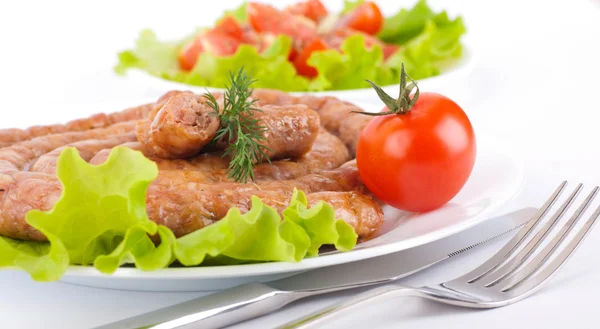 Salsiccia da carne di maiale e manzo con pomodori e spezie, insalata vegetale — Foto Stock