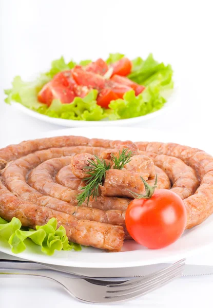 Cârnați din carne de porc și carne de vită cu roșii și condimente, salată de legume — Fotografie, imagine de stoc