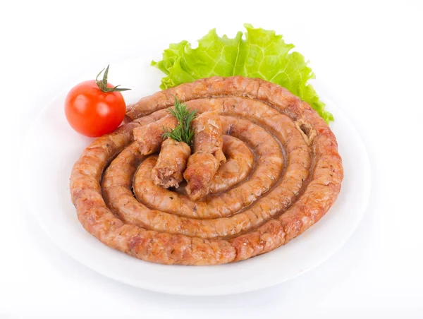 Λουκάνικο από χοιρινό και βοδινό κρέας, με ντομάτες και καρυκεύματα, φυτικά σαλάτα — Φωτογραφία Αρχείου