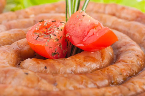 Λουκάνικο από χοιρινό και βοδινό κρέας, με ντομάτες και καρυκεύματα, φυτικά σαλάτα — Φωτογραφία Αρχείου