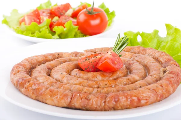 Sosis domuz ve sığır eti domates ve baharat, sebze salatası ile — Stok fotoğraf
