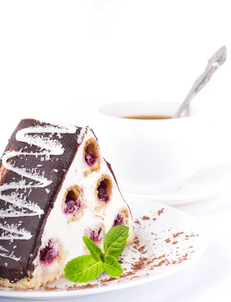 Ciasto wiśniowe z miętą i filiżankę kawy — Zdjęcie stockowe
