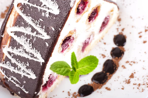 Torta di ciliegie con menta e cioccolato su sfondo bianco — Foto Stock