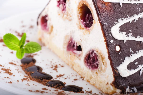Ciasto wiśniowe z mięty i czekolady na białym tle — Zdjęcie stockowe