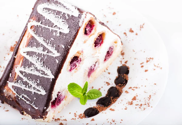 Torta di ciliegie con menta e cioccolato su sfondo bianco — Foto Stock
