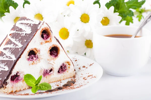 Ciasto wiśniowe z miętą i filiżankę kawy, kwiaty, camomiles — Zdjęcie stockowe