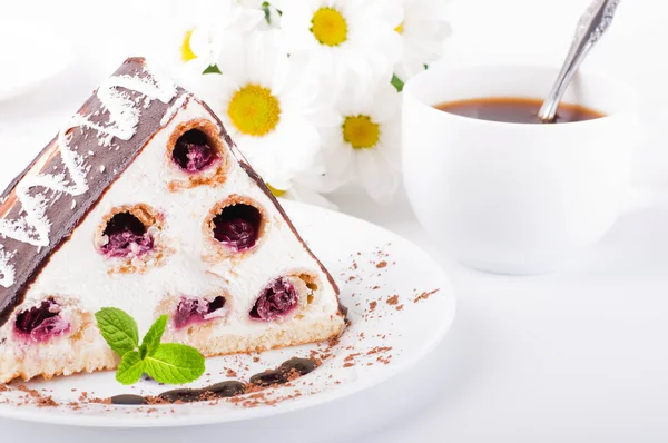 Kirschtorte mit Minze und einer Tasse Kaffee, Blumen, Kamille — Stockfoto