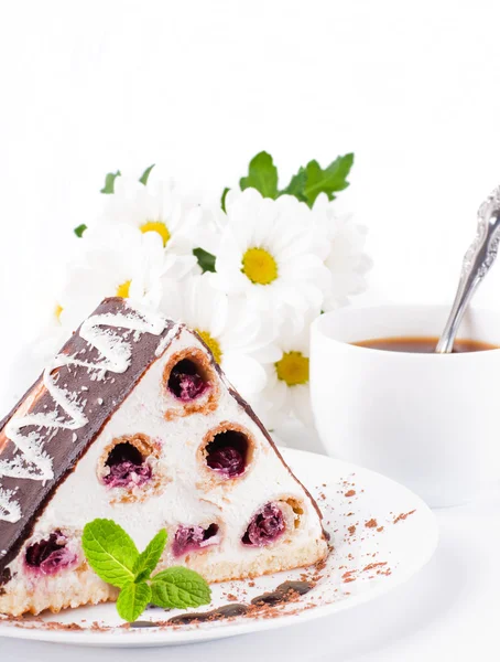 Tarta de cereza con menta y una taza de café, flores, manzanillas —  Fotos de Stock