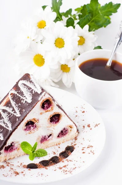 Tarta de cereza con menta y una taza de café, flores, manzanillas —  Fotos de Stock