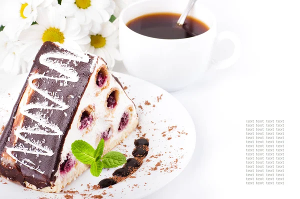 Cherry pie met munt en een kopje koffie, bloemen, camomiles — Stockfoto