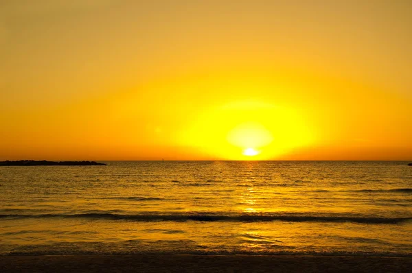 Puesta de sol en el mar, un paladar amarillo y agua —  Fotos de Stock