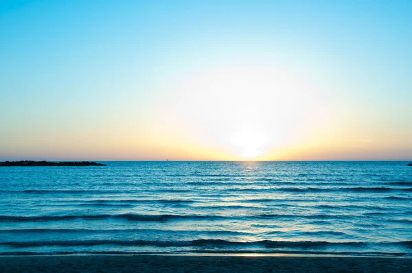 Solnedgång på havet, en blå gommen och vatten — Stockfoto
