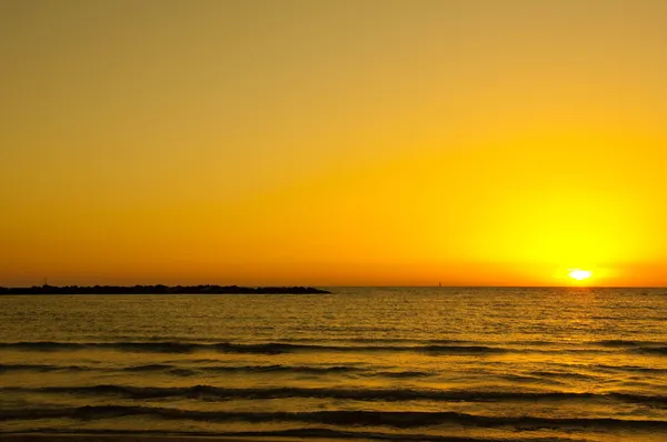 Günbatımı deniz, mavi damak ve su — Stok fotoğraf