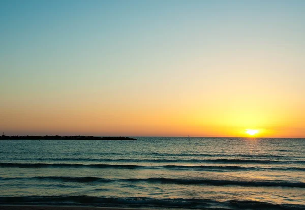 Solnedgång på havet, en blå gommen och vatten — Stockfoto