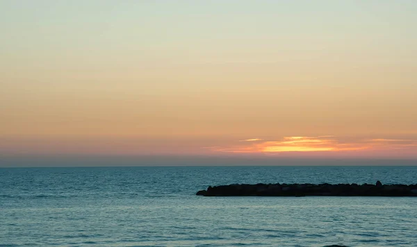 Закат на море, желтое небо и вода — стоковое фото