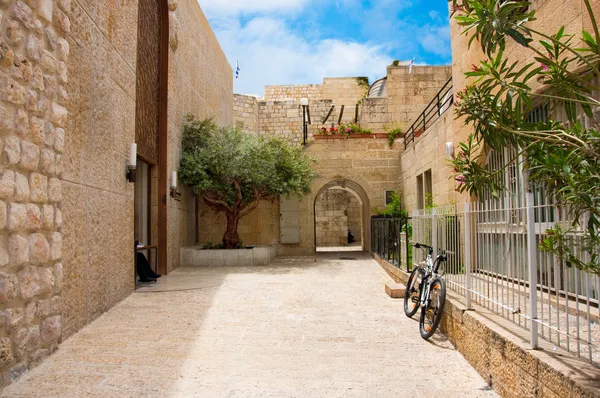 Úzké kamenné uličky starověkého Jeruzaléma, Izrael — Stock fotografie