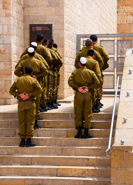 Os soldados israelenses perto de um muro ocidental, Jerusalém — Fotografia de Stock