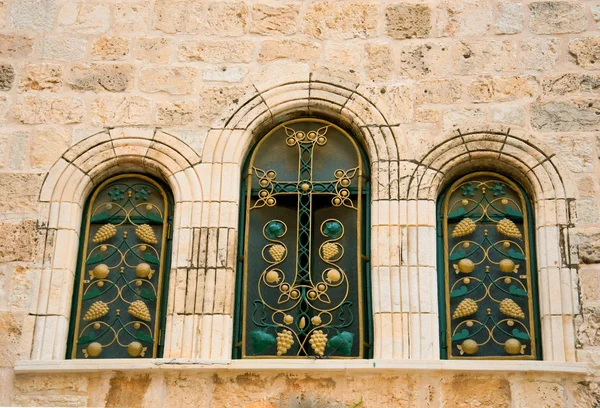 Smalle stenen windows van oude tel aviv, Israël — Stockfoto