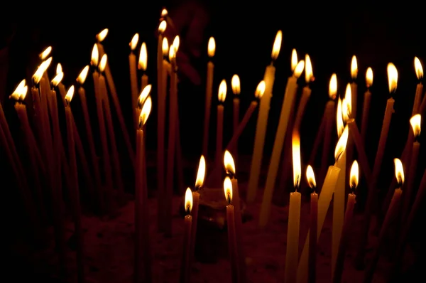 Hořící svíčky v chrámu, Posvátný oheň — Stock fotografie