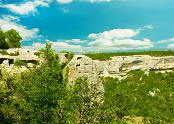 Berge, Himmel und grüne Felder auf der Krim, Ukraine — Stockfoto