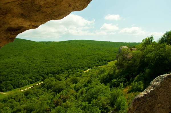 Berge, Himmel und grüne Felder auf der Krim, Ukraine — Stockfoto